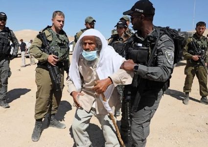 مستوطنون يعتدون على مسن ويحطمون مركبات بين بيرزيت وبرهام شمال رام الله