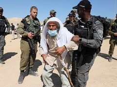 مستوطنون يعتدون على مسن ويحطمون مركبات بين بيرزيت وبرهام شمال رام الله
