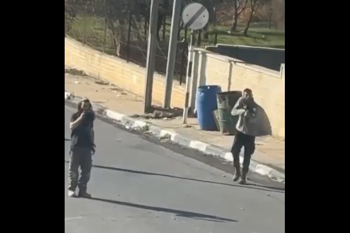 إصابات باعتداءات المستوطنين على المواطنين في دير جرير