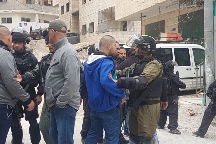 قوات الاحتلال تعتقل شابين أثناء قطفهما ثمار الزيتون