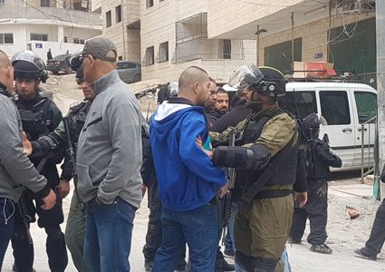 قوات الاحتلال تعتقل شابين أثناء قطفهما ثمار الزيتون