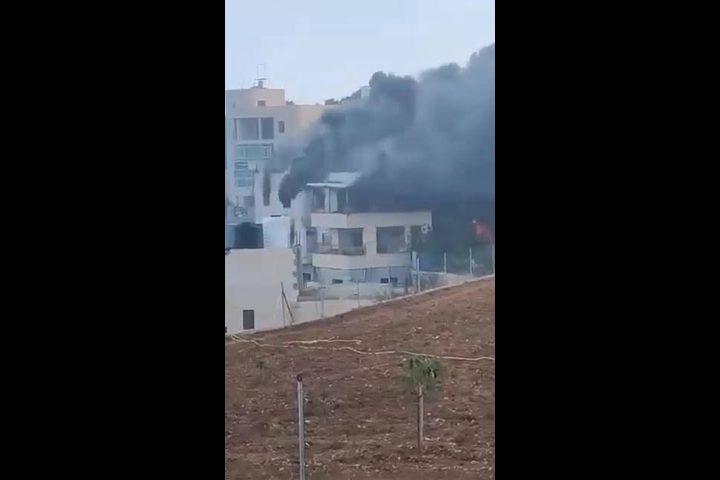 حريق في منزل بفعل قنابل اطلقها الاحتلال في بلدة كفر مالك