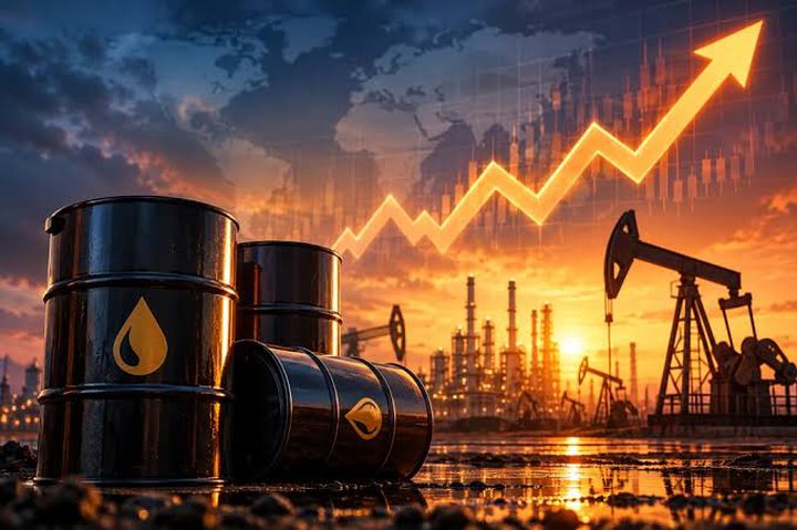 النفط يلامس 110 دولارات للبرميل لأول مرة منذ أيار