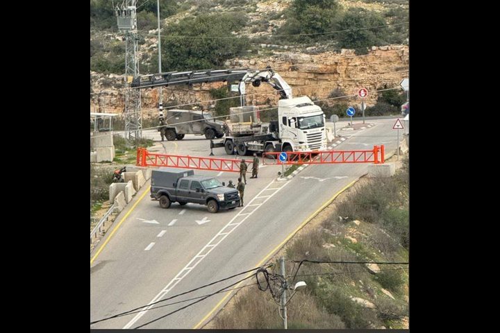 الاحتلال ينصب بوابة حديدية في قرية المجد ويُداهم منزلاً في يطا