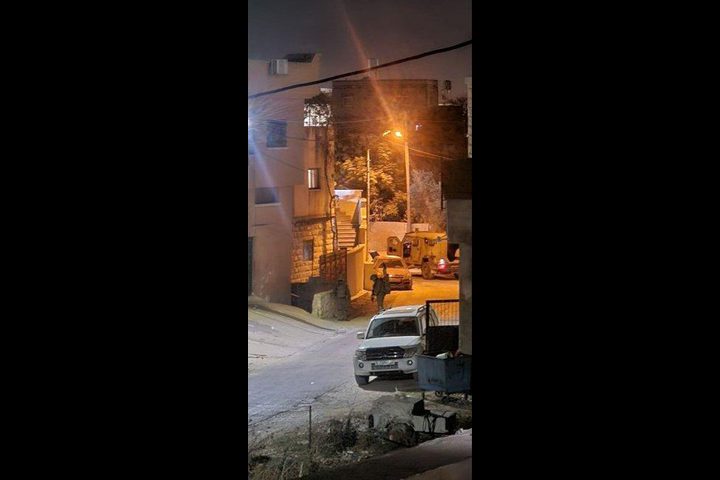 الاحتلال يحتجز ثلاثة شبان خلال اقتحام قرية المغير شمال شرق رام الله