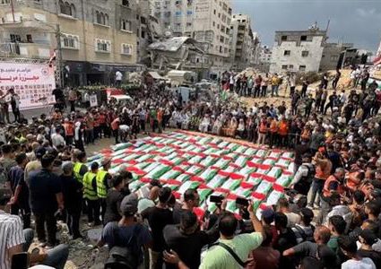 تشييع جثامين 75 شهيدا من تحت أنقاض مبانٍ في حي الدرج بمدينة غزة