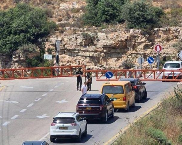 أزمة مرورية خانقة شمال رام الله بعد إغلاق بوابة الجلزون وحاجز عطارة