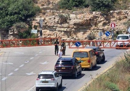 أزمة مرورية خانقة شمال رام الله بعد إغلاق بوابة الجلزون وحاجز عطارة