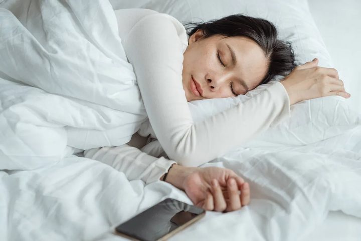 5 مخاطر محتملة للنوم والهاتف بجوارك