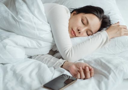 5 مخاطر محتملة للنوم والهاتف بجوارك