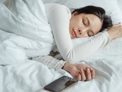 5 مخاطر محتملة للنوم والهاتف بجوارك