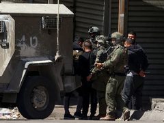 الاحتلال يعتقل 8 مواطنين من نابلس وقلقيلية والخليل