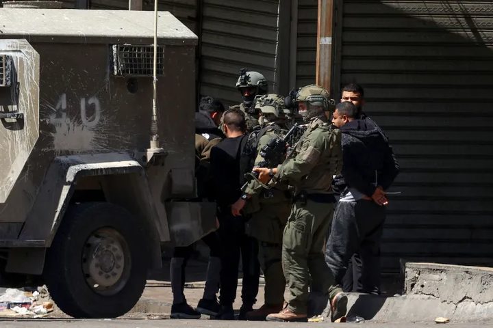 الاحتلال يعتقل 8 مواطنين من نابلس وقلقيلية والخليل