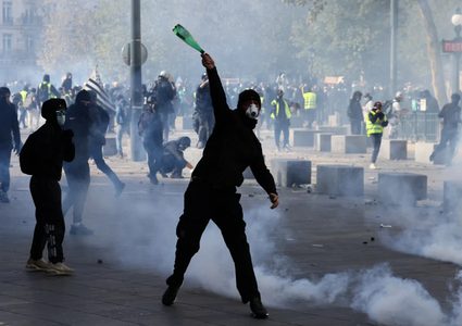 ماكرون يقر بإخفاقات أمنية ويرفض استقالة وزير الداخلية