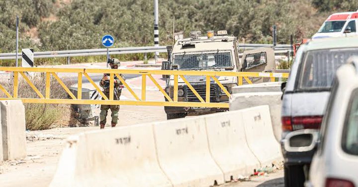 وقفة احتجاجية في عزون رفضا لإغلاق مدخلها الرئيسي