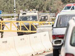 وقفة احتجاجية في عزون رفضا لإغلاق مدخلها الرئيسي