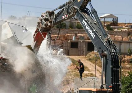 الاحتلال يهدم بركسين ويمنع مواطناً من الوصول إلى أغنامه جنوب جنين