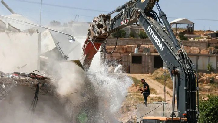 الاحتلال يهدم بركسين ويمنع مواطناً من الوصول إلى أغنامه جنوب جنين