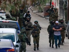 الاحتلال يعتقل 12 مواطنًا من طولكرم غالبيتهم أسرى محررون