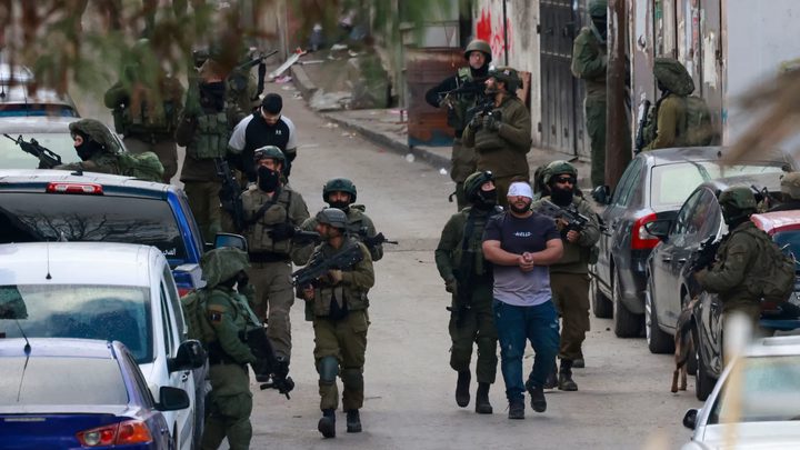 الاحتلال يعتقل 12 مواطنًا من طولكرم غالبيتهم أسرى محررون