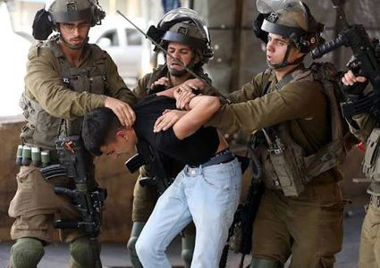 الاحتلال يعتقل شابين من سلواد وسط مواجهات ومستعمرون يهاجمون المزرعة الشرقية