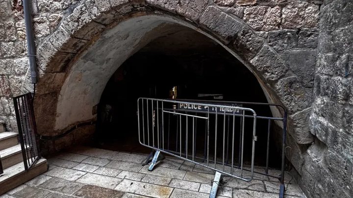 محافظة القدس: بوابة حديدية تعزل نحو 700 مقدسي في وادي الربابة وتقيّد تنقلهم