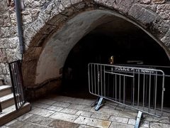 محافظة القدس: بوابة حديدية تعزل نحو 700 مقدسي في وادي الربابة وتقيّد تنقلهم