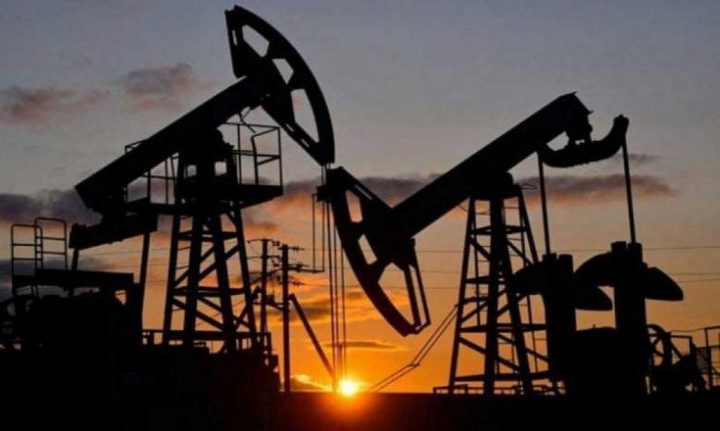 النفط يرتفع إلى 110 دولارات للبرميل والدولار يتراجع