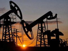 النفط يرتفع إلى 110 دولارات للبرميل والدولار يتراجع