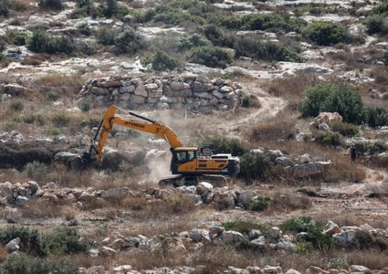الاحتلال يجبر المزارعين على مغادرة أراضيهم في دير أبو ضعيف شرق جنين