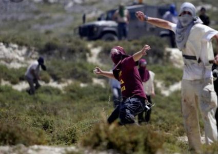 مستوطنون يعتدون على مركبات المواطنين في المغير