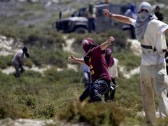 مستوطنون يعتدون على مركبات المواطنين في المغير