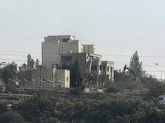 الاحتلال يهدم عمارة سكنية في الخليل ويغلق مداخل المدينة ومخارجها
