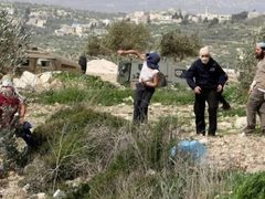 3 إصابات بينها طفل إثر هجوم للمستوطنين على بورين بنابلس