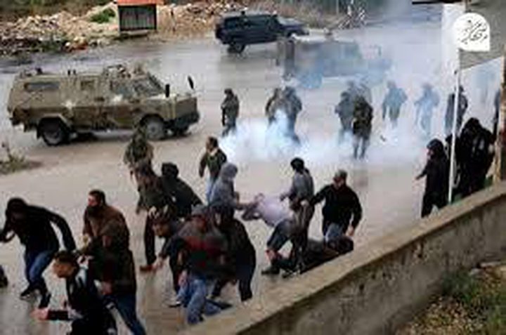إصابات بالاختناق خلال اقتحام بيت أمر وإغلاق محال في مخيم الفوار