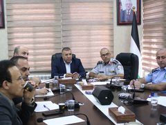 محافظ الخليل يترأس اجتماعا طارئا لتشكيل خلية أزمة لمواجهة تداعيات عدوان الاحتلال
