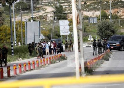 مستعمرون يهاجمون مزارعين ويحطمون مركبة في مردة