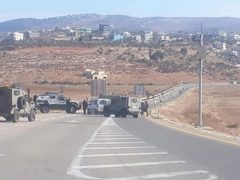 الاحتلال يواصل احتجاز حافلة ركاب على حاجز بيت فوريك شرق نابلس منذ ليلة أمس