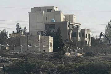 الاحتلال يغلق منزلي منفذي عملية الخليل ويفتش أكثر من 500 موقع