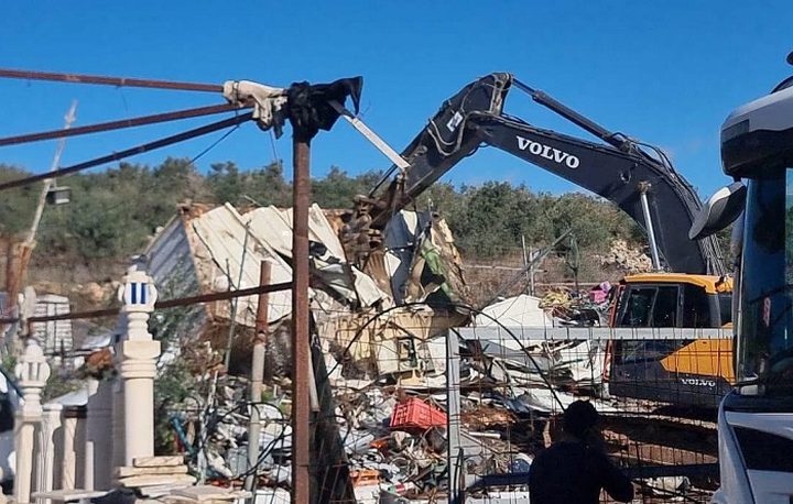 الاحتلال يهدم منشآت زراعية وتجارية قرب قرية حداد السياحية جنوب جنين
