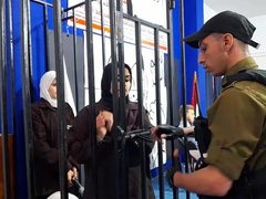 مؤسسات الأسرى: أكثر من 90 أسيرة في سجون الاحتلال والجرب يجتاح زنازينهن