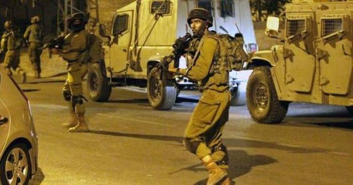 قوات الاحتلال تشدد إجراءاتها العسكرية في محيط رام الله