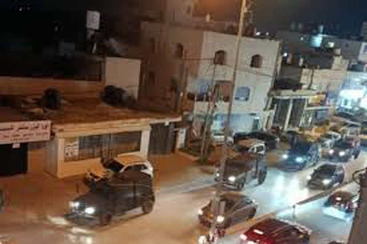 الاحتلال يقتحم مخيم قلنديا ويخلع أبواب منازل ويطلق قنابل الغاز والصوت