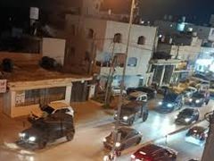 الاحتلال يقتحم مخيم قلنديا ويخلع أبواب منازل ويطلق قنابل الغاز والصوت
