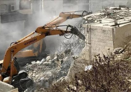الاحتلال يهدم منزلي أسيرين في بلدة بيتا جنوب نابلس