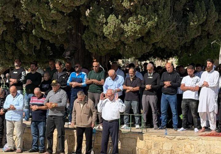 عشرات الآلاف يؤدون صلاة الجمعة في المسجد الأقصى