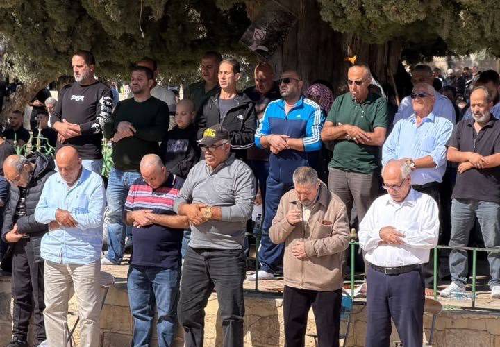 عشرات الآلاف يؤدون صلاة الجمعة في المسجد الأقصى